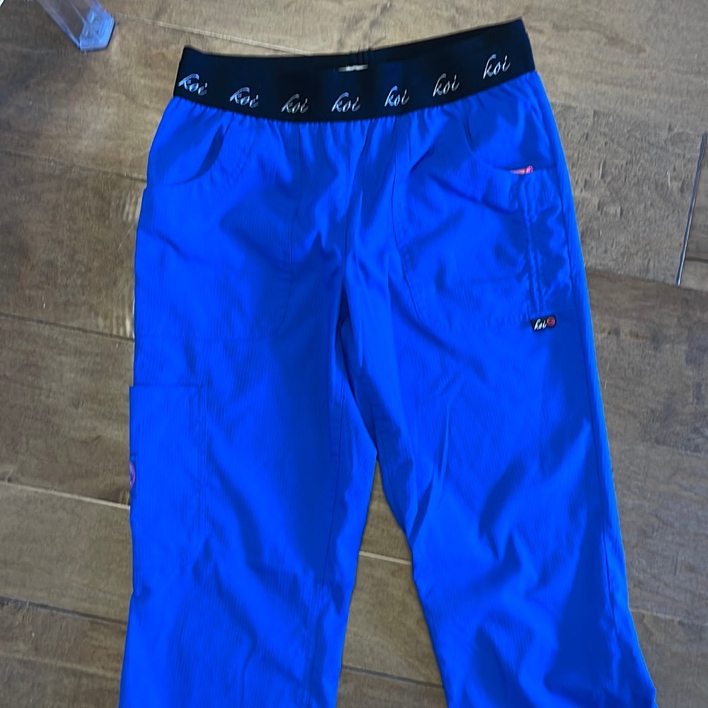 KOI scrubs